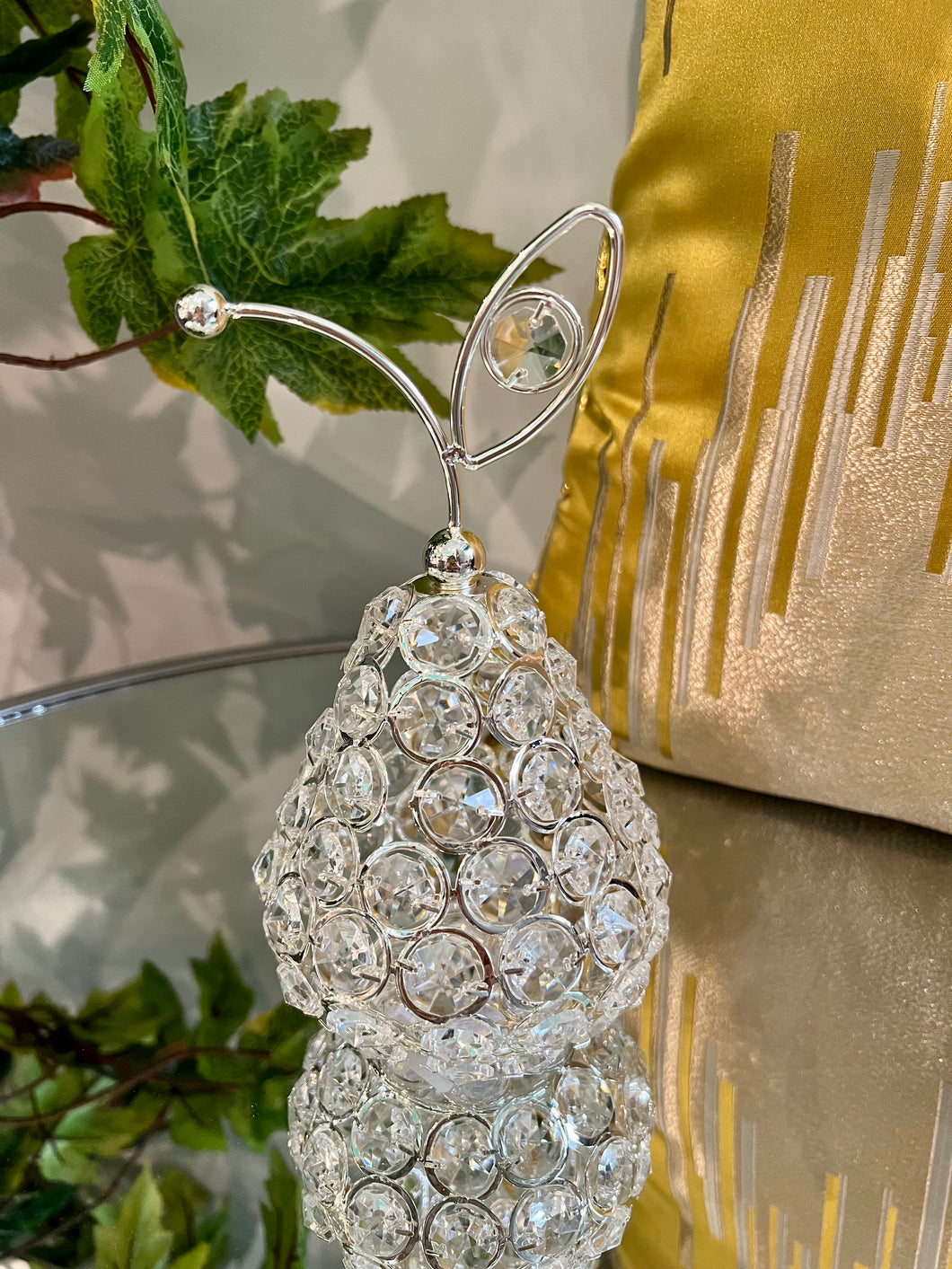 Crystal Nickel Centre Piece in Gold/Silver Metal of a Gorgeous Pear